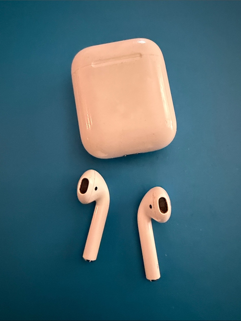 Apple White Wireless Earbuds with Charging Case - Gloss Finish
